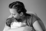 Trauma z porodu, které postihuje ženy i muže a které se mnohdy vynořuje dlouho a obtížně, doporučují odborníci sdílet (ilustrační foto)