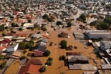 Pohled z dronu ukazuje člun s dobrovolníky, kteří hledají lidi izolované v domech v zaplavené čtvrti Mathias Velho v Canoas v Brazílii