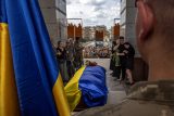 Smuteční obřad za ukrajinského vojáka Eduarda Hatmullina v Kyjevě