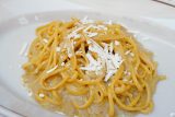 Cacio e pepe. Těstoviny se sýrem a pepřem jsou jedním z nejstarších a nejtradičnějších pokrmů římské kuchyně