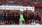 Fotbalisté Bayeru Leverkusen slaví historický první německý titul