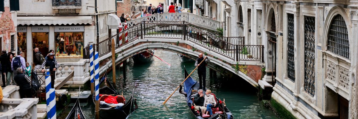 Gondola na benátském kanálu