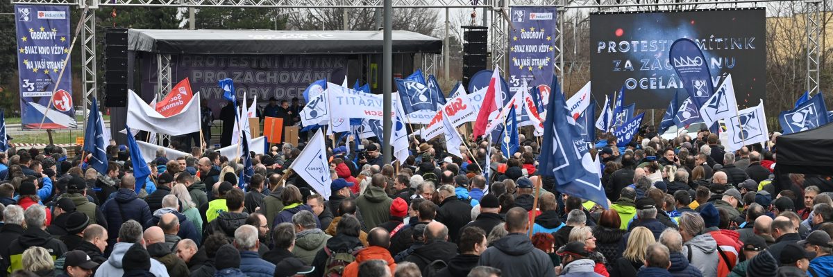 Tisíce lidí se ve čtvrtek sešly před hutním podnikem Liberty Ostrava na protestním mítinku za zachování výroby, který začal čtvrt hodiny po poledni