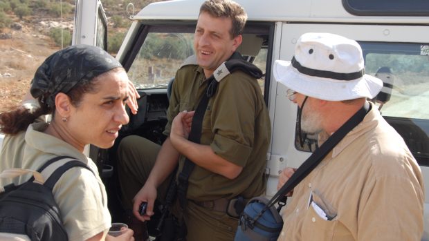Aktivisté organizace Rabíni za lidská práva debatují na okupovaných územích s izraelským vojákem