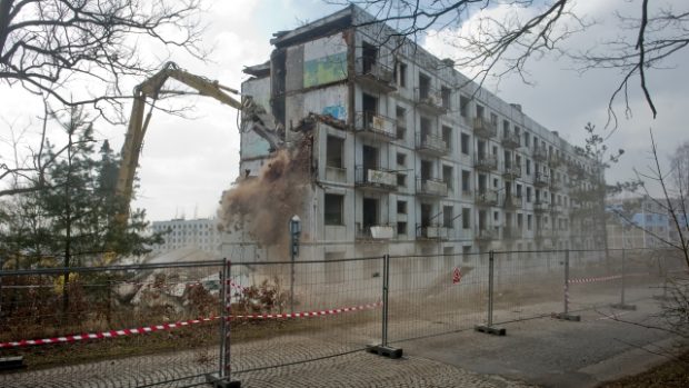 V Milovicích se začalo s bouráním více než 350 zchátralých objektů