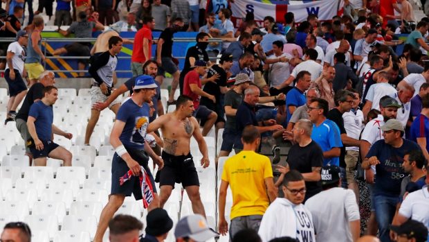 Bitka mezi ruskými a anglickými fanoušky na stadionu v Marseille
