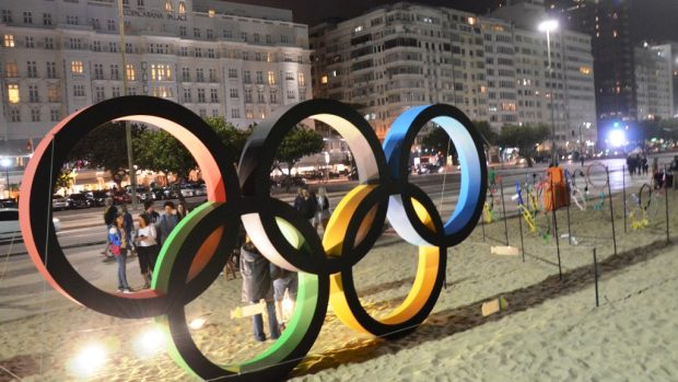 Olympijské kruhy vyrobené z recyklovaných PET lahví na pláži Copacabana