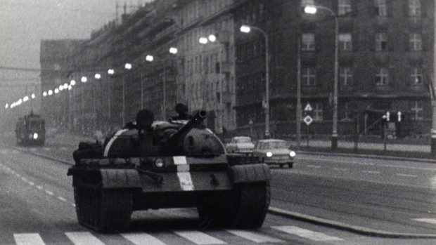 Sovětský tank T-55 v pražských ulicích
