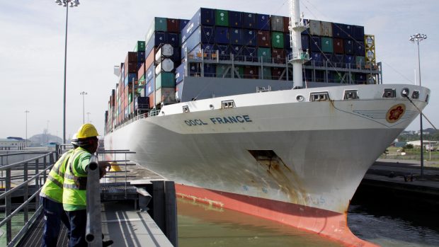Panamským průplavem projela dosud největší loď, OOCL France-