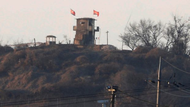 Vlajka KLDR se třepotá na střeše severokorejské strážní budky na hranici mezi Severem a Jihem (3. ledna 2018).