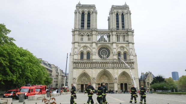 Při pohledu na čelo katedrály Notre-Dame a dvě hlavní věže to vypadá, jakoby k žádnému požáru nedošlo