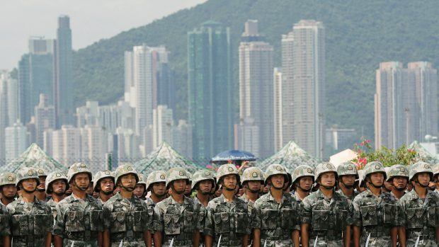 Čínská centrální vláda upozornila, že čínská armáda by mohla být vyslána k potlačení demonstrací v poloautonomním Hongkongu