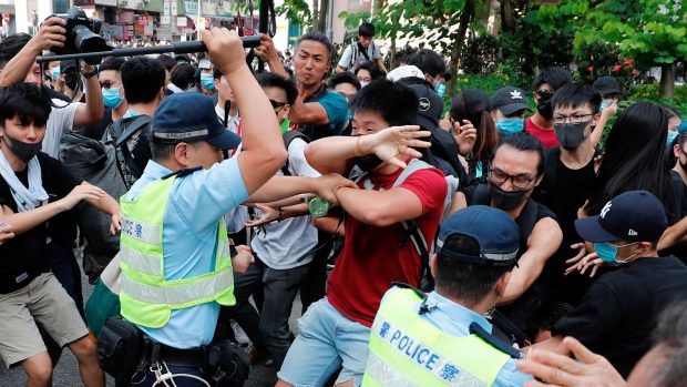 Policejní zásah proti prodemokratickým aktivistům v obchodní čtvrti Hongkongu (archivní foto)