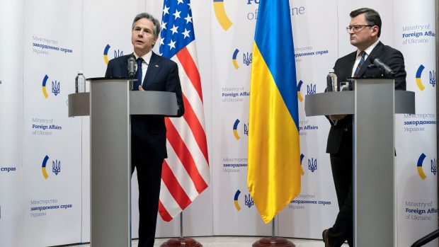 Americký ministr zahraničí Antony Blinken (vlevo) se svým ukrajinským protějškem Dmytrem Kulebou při setkání v Kyjevě