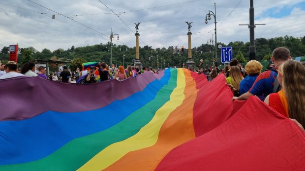 Prahou prošel duhový průvod Prague Pride