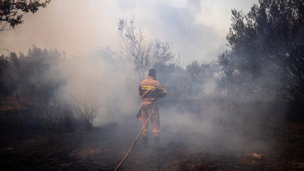 Kouř a popel v ovzduší zahalil Atény, ale i další oblasti