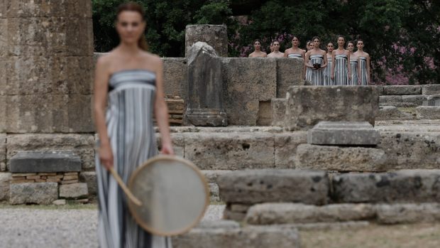 V řecké Olympii byl při tradičním ceremoniálu slavnostně zažehnut oheň pro olympijské hry v Paříži