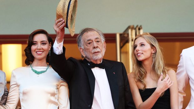 Režisér Francis Ford Coppola (uprostřed) pózuje na červeném koberci s vnučkou Romy Croquet Marsovou a herečkou Aubrey Plazou