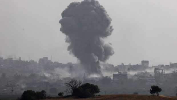 „Záběr povětšinou ukazoval kouř stoupající nad palestinským územím. AP se podřizuje cenzurním pravidlům izraelské armády, které zakazují vysílat detaily jako například pohyb vojenských jednotek,“ píše agentura (ilustrační fotka)