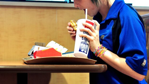 McDonald&#039;s se rozhodl, že ve Velké Británii a Irsku upustí od plastových brček.