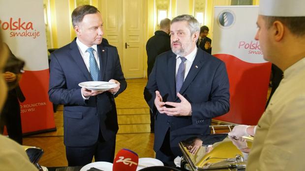 Polský prezident Andrzej Duda a polský ministr zemědělství Jan Krzysztof Ardanowski při ochutnávce polského hovězího masa