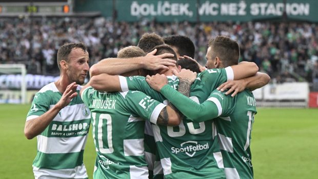 Fotbalisté Bohemians slaví gól do sítě Olomouce