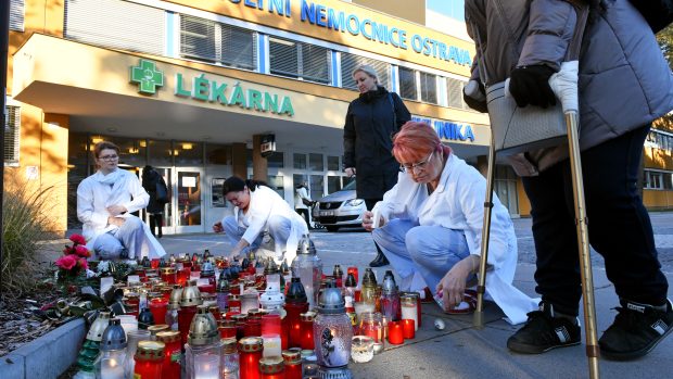 Svíčky před Fakultní nemocnicí v Ostravě, kde došlo loni v prosinci ke střelbě