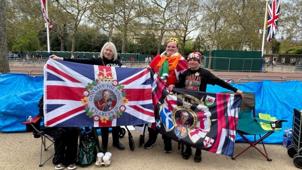 Obdivovatelé královské rodiny, kteří už týden táboří na ulici Mall před Buckinghamským palácem