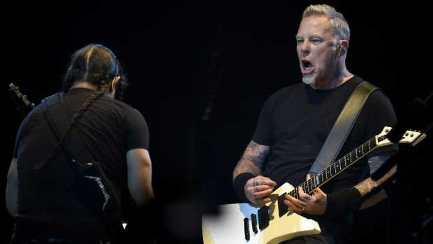 Zpěvák a kytarista skupiny Metallica James Hetfield.
