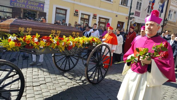Rakev s ostatky kardinála Josefa Berana provázeli pražskými ulicemi také kardinál Dominik Duka nebo biskupové.