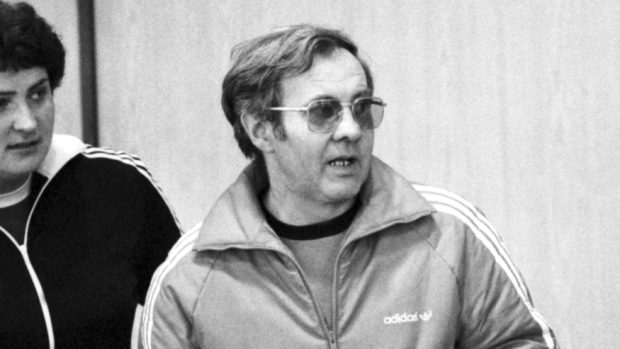 Bývalý atletický trenér Miroslav Kváč, který dovedl Jarmilu Kratochvílovou mimo jiné ke stále platnému světovému rekordu v běhu na 800 metrů, zemřel 21. listopadu 2018 ve věku 86 let. Na archivním snímku z 8. února 1981 z halového mistrovství ČSSR v Jablonci nad Nisou jsou s ním koulařka Helena Fibingerová (vlevo) a běžkyně Jarmila Kratochvílová.