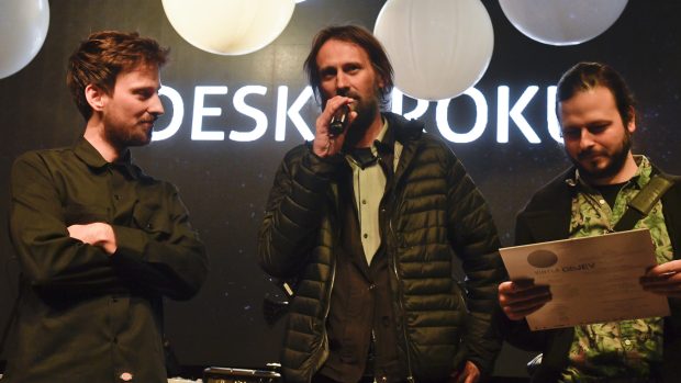 Hudební publicisté udělili cenu Vinyla za desku roku eponymnímu albu kapely Povodí Ohře (na snímku uprostřed frontman kapely Sisi)