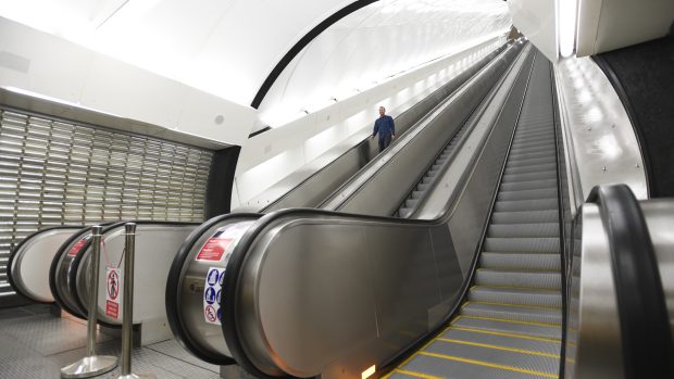 Pražský dopravní podnik zprovoznil eskalátory a vestibul ve stanici metra B Karlovo náměstí.