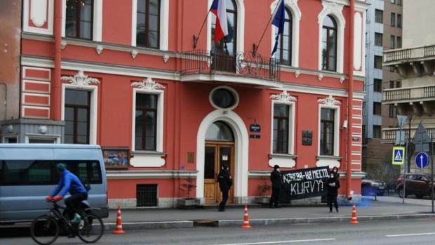 Ruští extremisté vyvěsili na český konzulát v Petrohradě transparent s nápisem „Koněva na místo“.