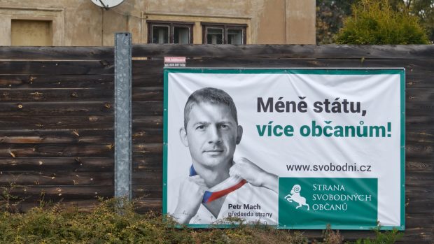 Petr Mach na předvolebním plakátu strany Svobodní v roce 2013