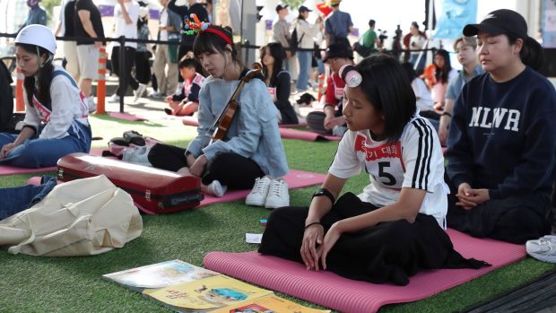 V jihokorejském Soulu se víc než 100 lidí utkalo v soutěži nicnedělání