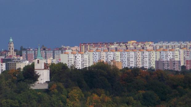 Pohled z ulice Na krutci ve Vokovicích, kostel svatého Matěje v Dejvicích, sídliště Bohnice s kostelem svatého Václava v psychiatrické léčebně.