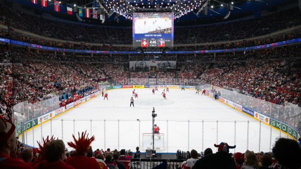 Zaplněná O2 Arena sleduje zápas Česka se Švýcarskem