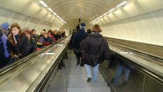 Na eskalátorech v metru
