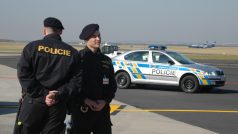 Policisté na pražském letišti