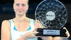 Tenistka Petra Kvitová s trofejí pro vítězku turnaje v Brisbane