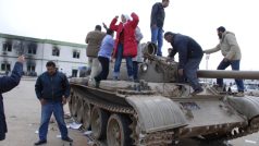 Kaddáfí je údajně mimo Libyi. V zemi vládne chaos