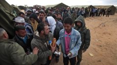 Egypťané dosud pracující v Libyi čekají v uprchlickém táboře na tunisko-libyjských hranicích na snídani. Tábor zřídila tuniská armáda.