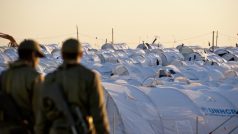 tuniští vojáci pozorují stanové městečko pro uprchlíky na hranicích s Libyií