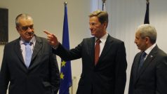 Německý ministr zahraničí Guido Westerwelle (uprostřed) na návštěvě Bratislavy