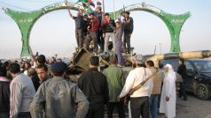 Libyjští povstalci se znovu zmocnili města Adžedábíja
