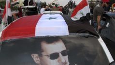 Sýrie. Prezident Bašár Asad na vlajce svých příznivců.