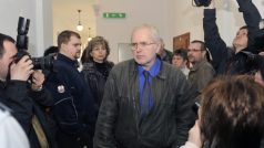 Kajínkův advokát Tomáš Zejda přichází do jednací síně