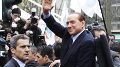 Silvio Berlusconi před Justičním palácem v Miláně.