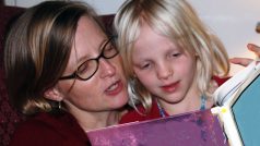 rodina, máma a dítě, četba pro děti